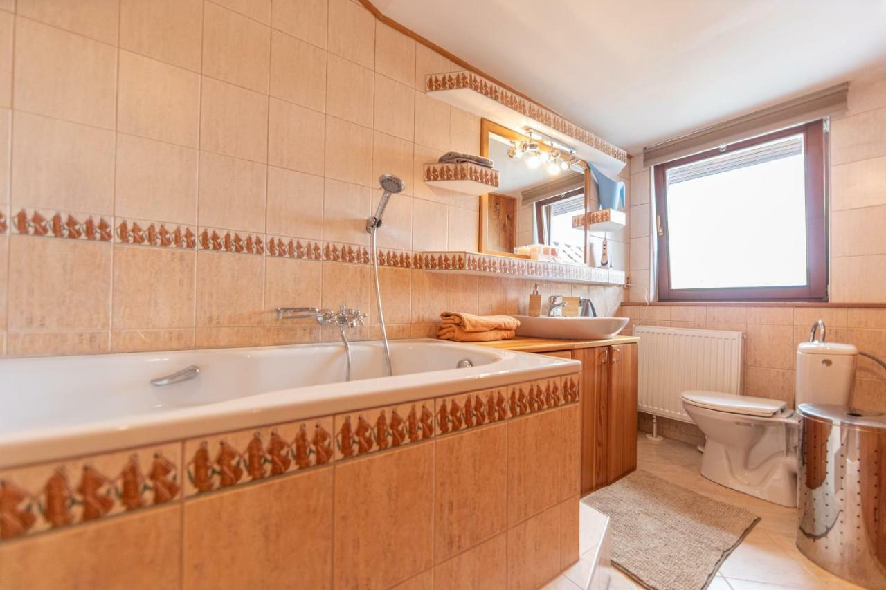 Romanticke Ubytovanie V Podkrovi Idealne Pre Pary Alebo Rodinku-Self Check Bratislava Bagian luar foto